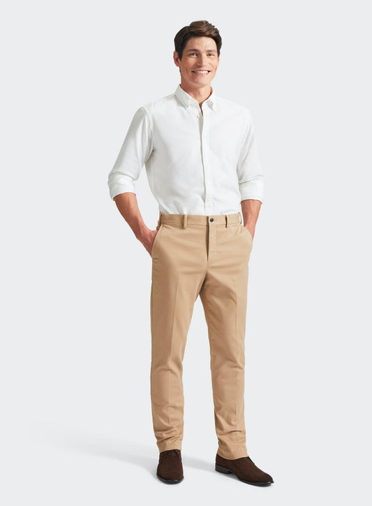 Men’s classic chinos in Camel.
