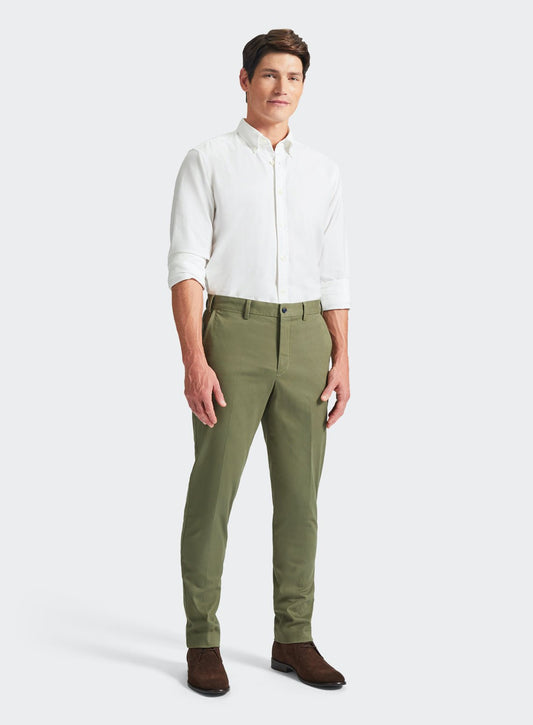 Men’s classic chinos in Khaki.