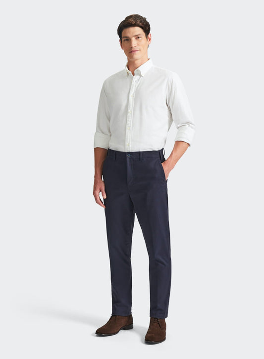 Men’s classic chinos in Navy.