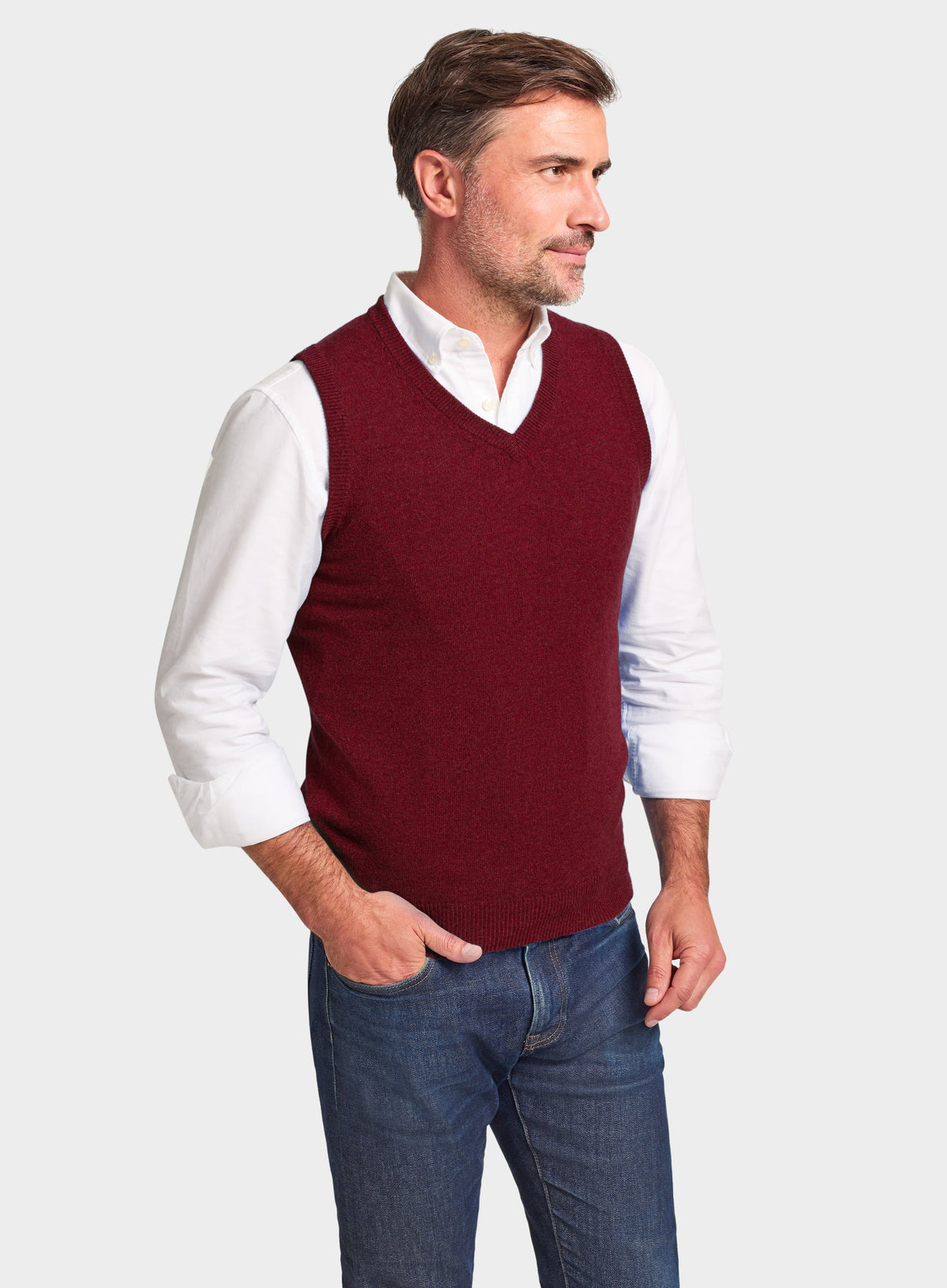 Men’s cashmere sleeveless vest in Bordeaux.