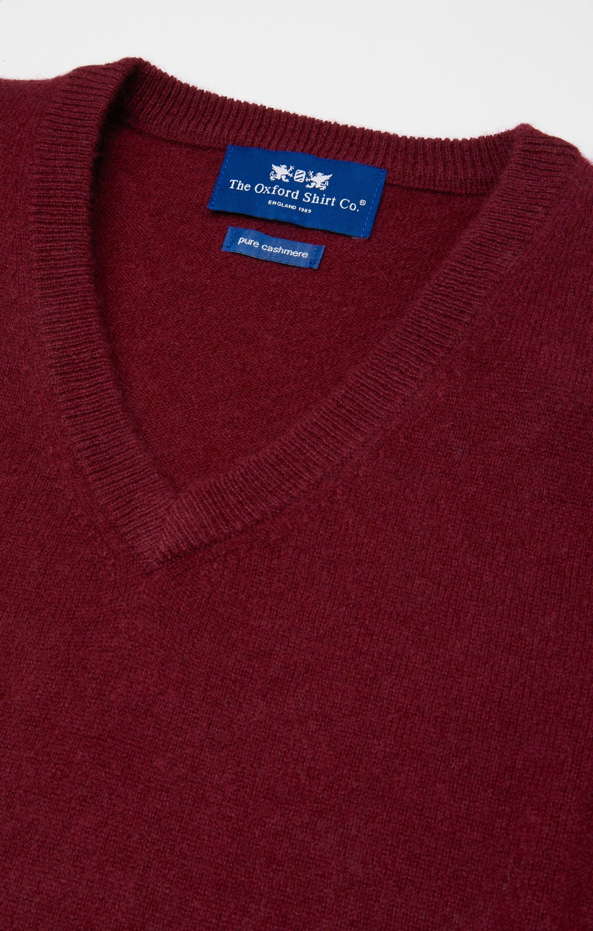 Men’s cashmere sleeveless vest in Bordeaux.