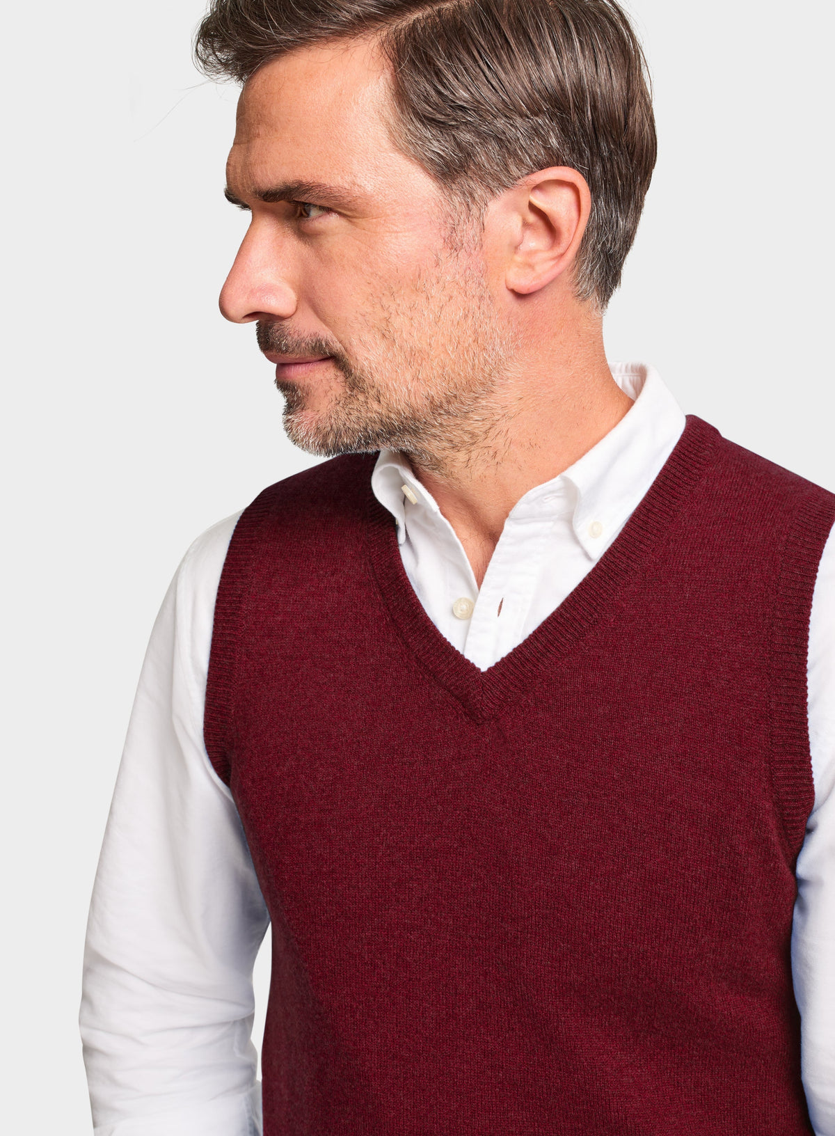 Men’s cashmere sleeveless vest in Bordeaux.
