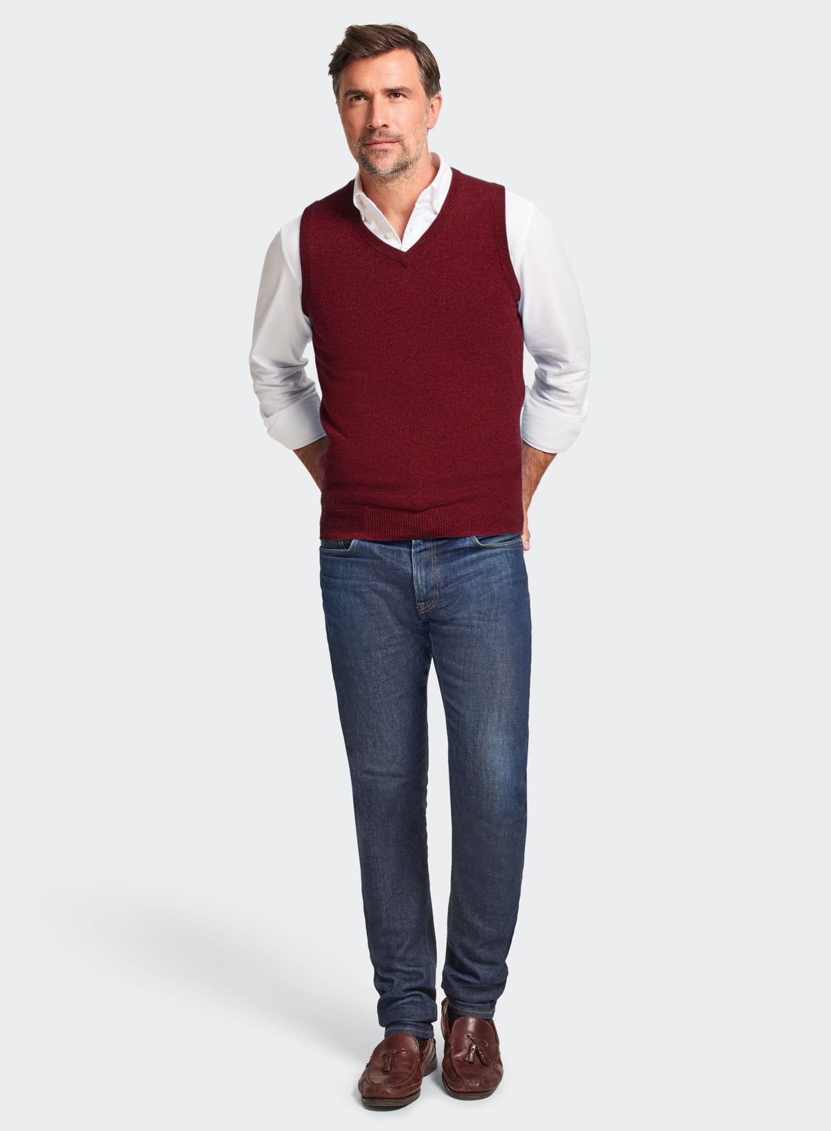 Men’s cashmere sleeveless vest in Bordeaux.
