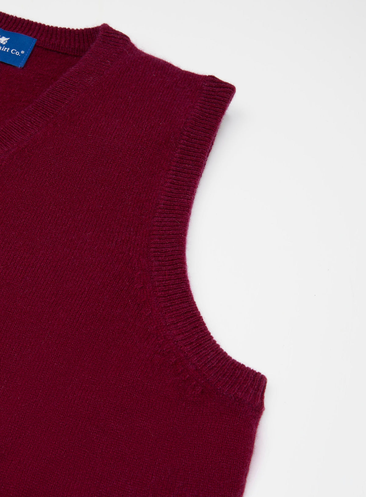 Men’s cashmere sleeveless vest in Bordeaux.
