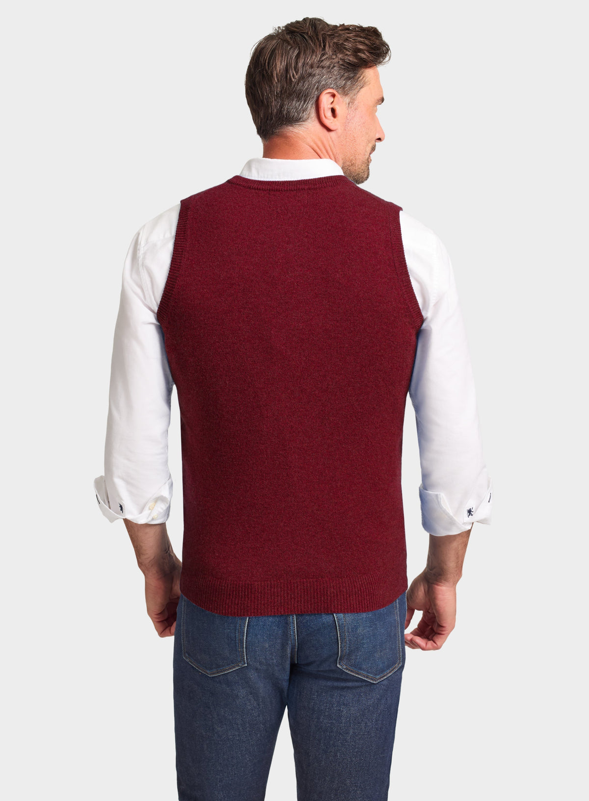Men’s cashmere sleeveless vest in Bordeaux.