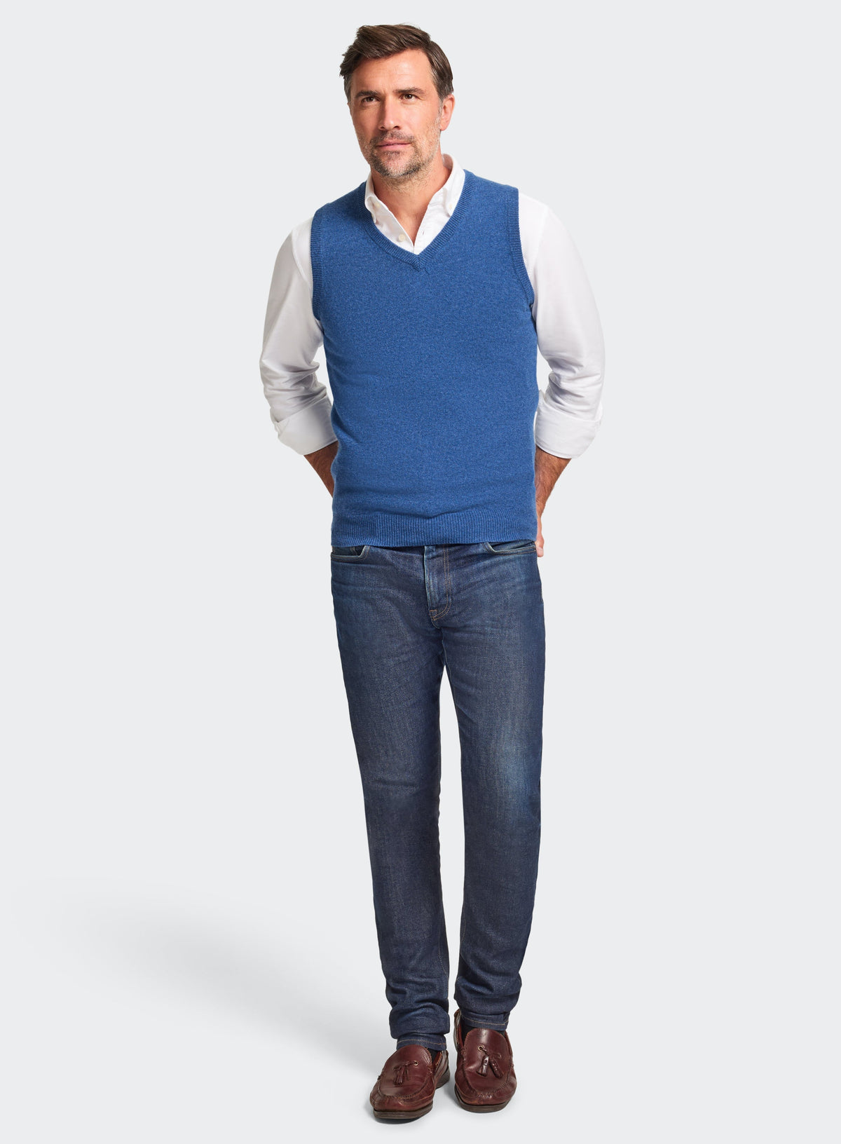 Men’s cashmere sleeveless vest in Denim.