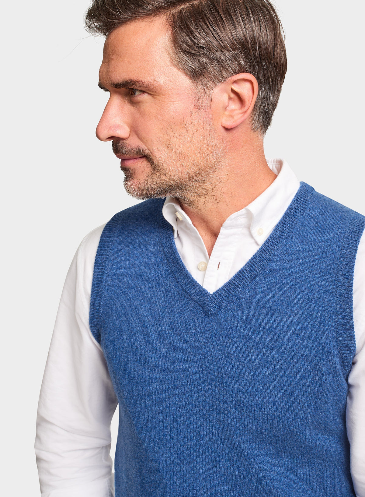 Men’s cashmere sleeveless vest in Denim.