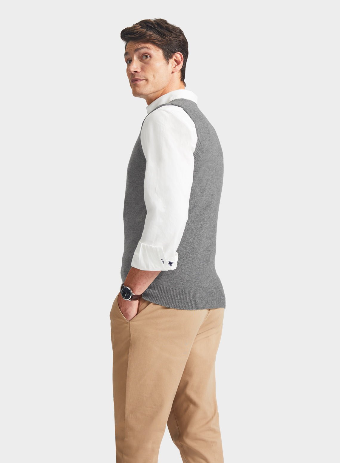 Men’s cashmere sleeveless vest in Mid Grey.