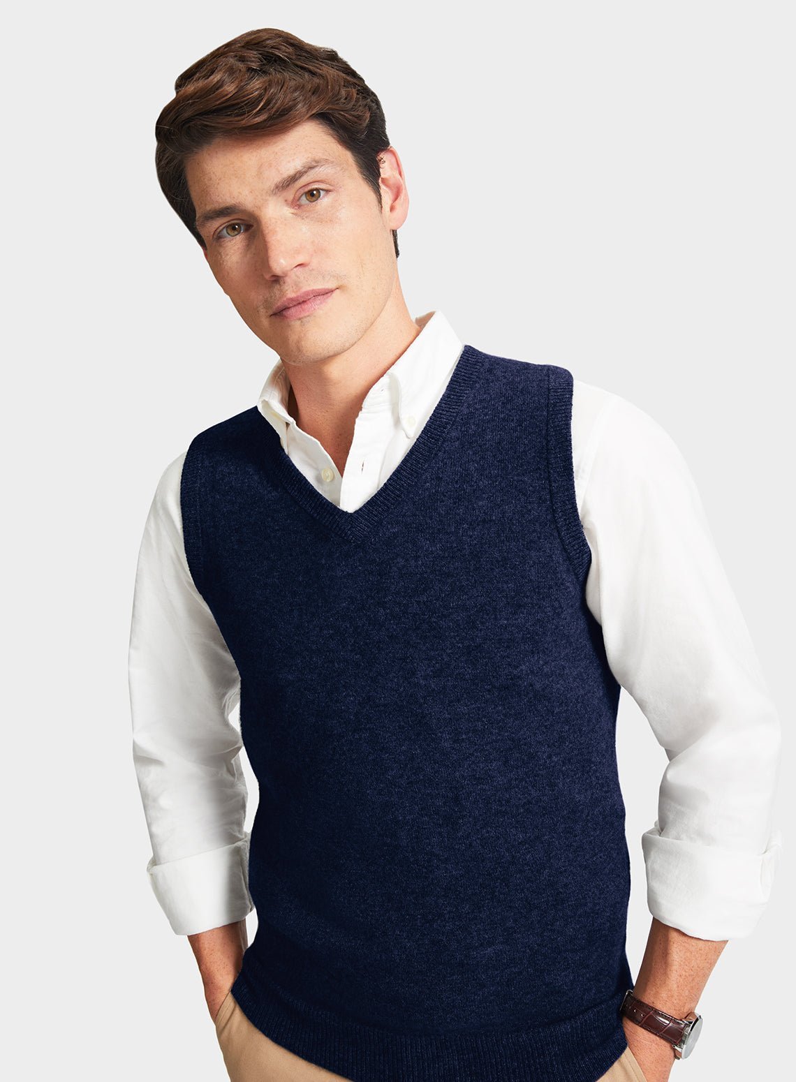 Men’s cashmere sleeveless vest in Navy.