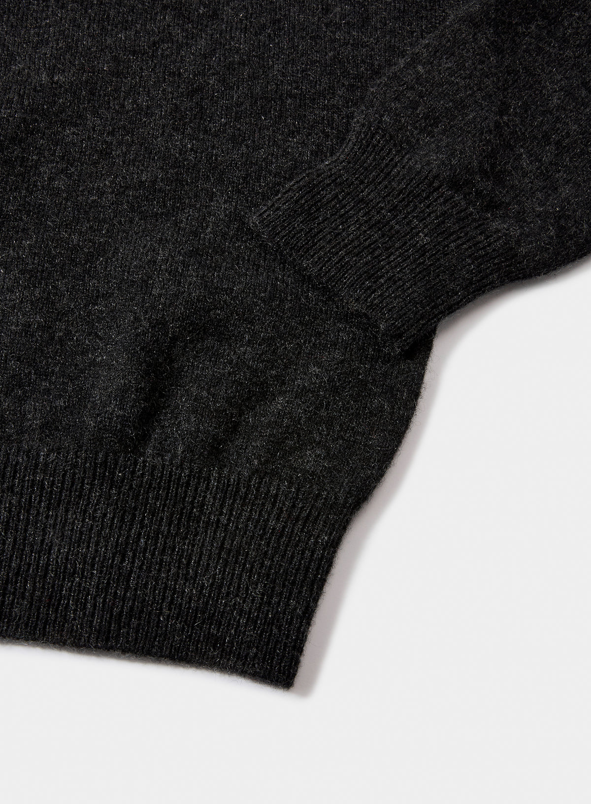 Men’s cashmere v neck jumper in Charcoal.