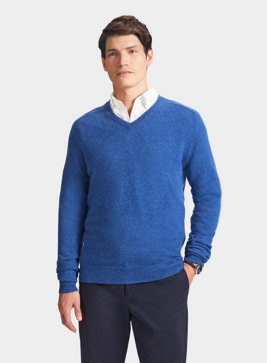 Men’s cashmere v neck jumper in Denim.