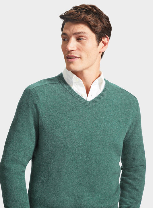Men’s cashmere v neck jumper in Green.