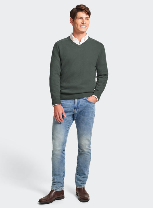 Men’s cashmere v neck jumper in Highland Green.