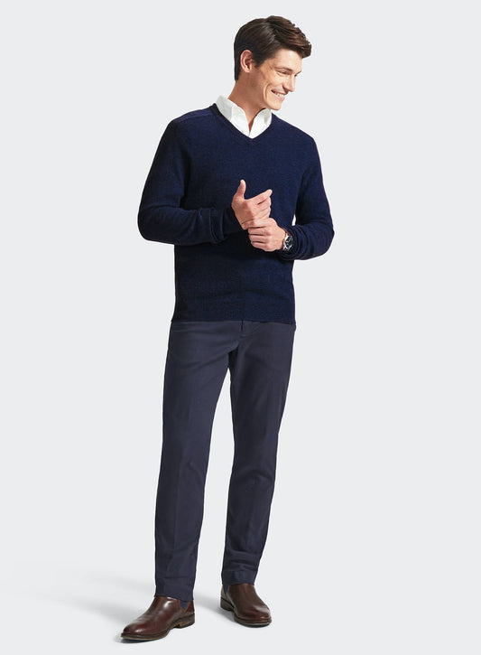 Men’s cashmere v neck jumper in Navy.