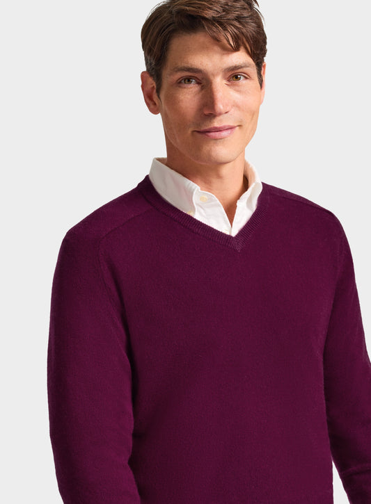 Men’s cashmere v neck jumper in Raspberry.