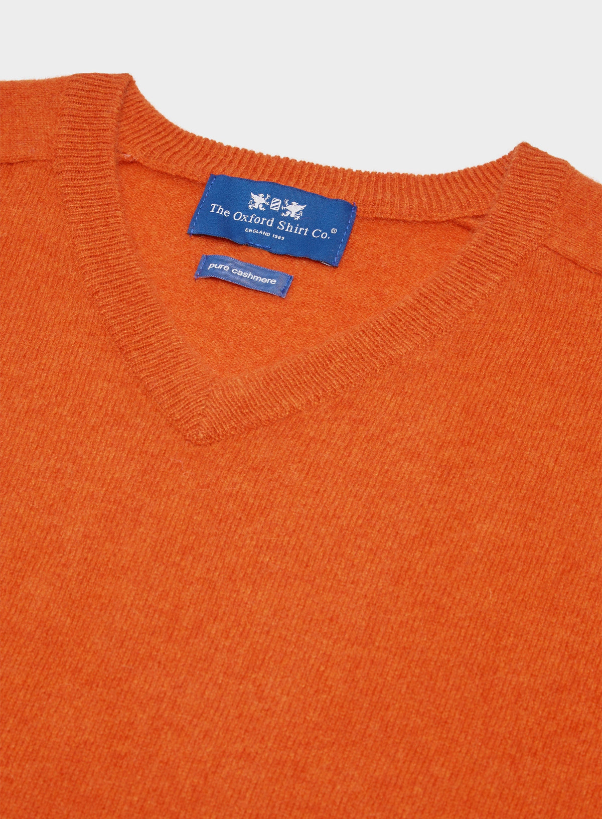 Men’s cashmere v neck jumper in Rust.