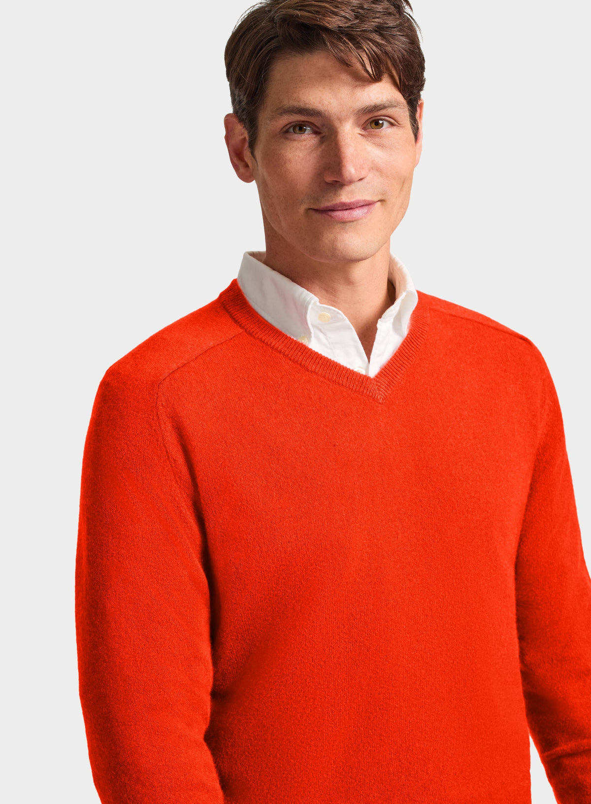 Men’s cashmere v neck jumper in Rust.