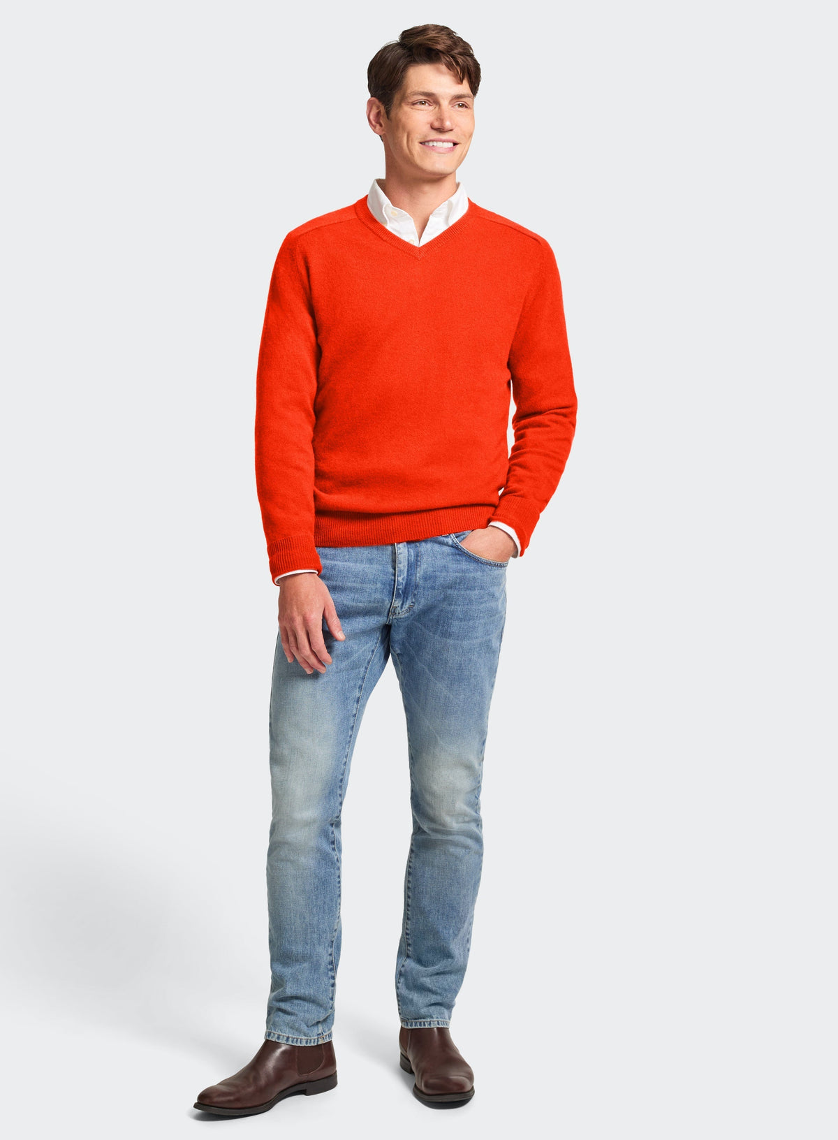 Men’s cashmere v neck jumper in Rust.