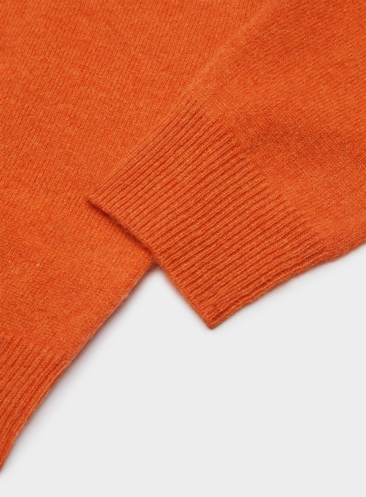 Men’s cashmere v neck jumper in Rust.
