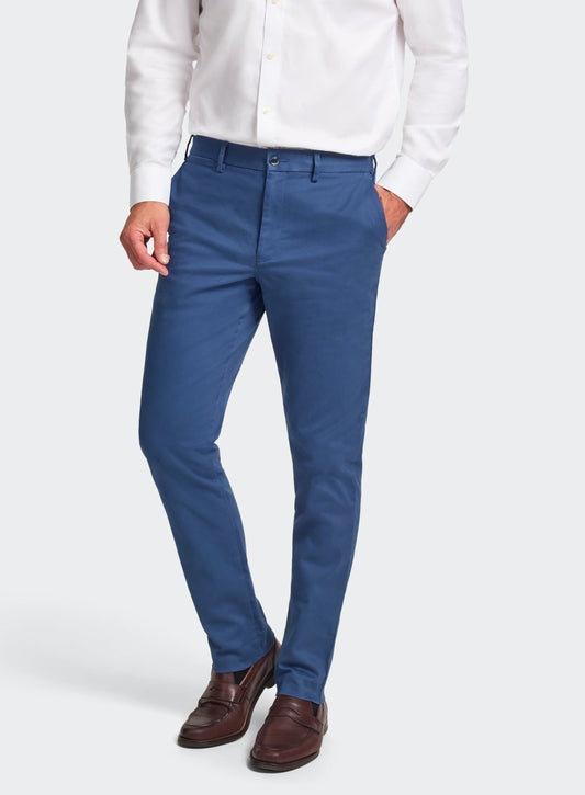 Men’s classic chinos in Blue.