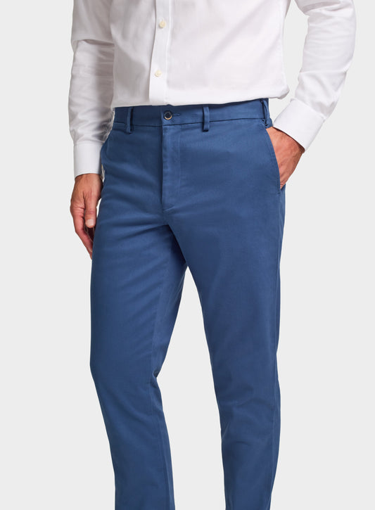 Men’s classic chinos in Blue.