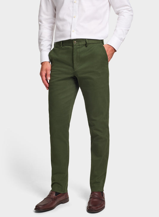 Men’s classic chinos in Green.
