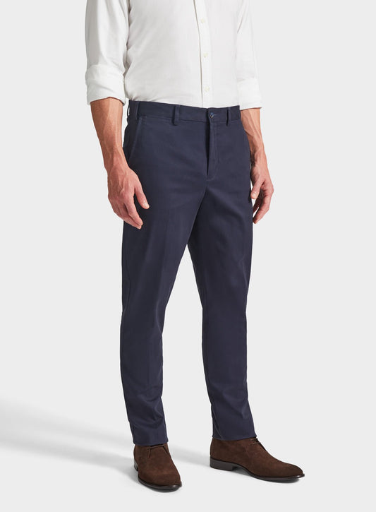 Men’s classic chinos in Navy.