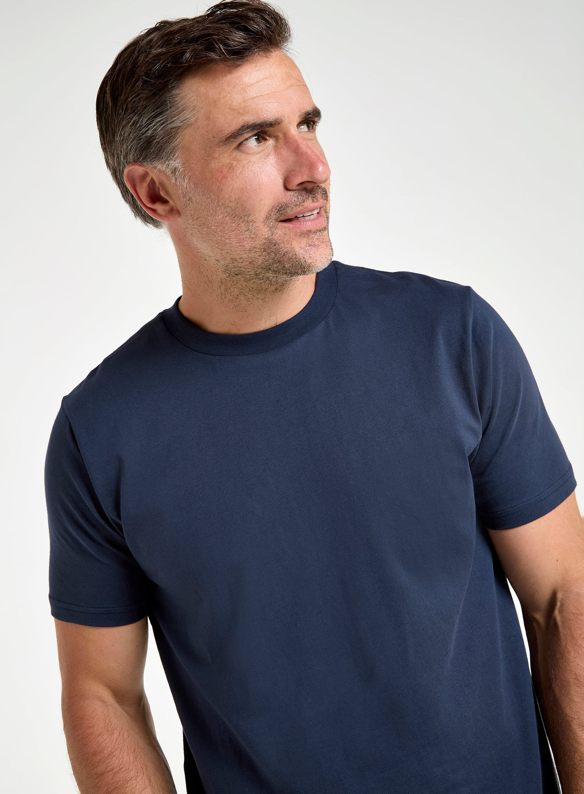 Men’s classic T-shirt in Navy.