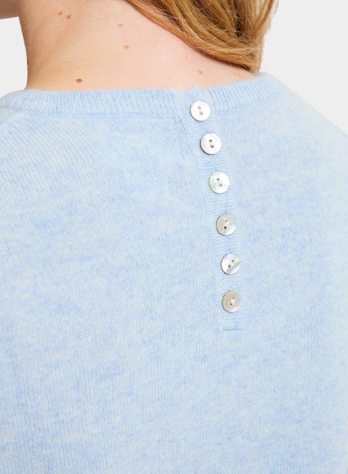 Women’s cashmere crew neck jumper in Frost.
