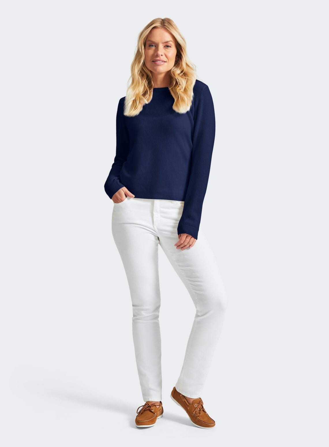Women’s cashmere crew neck jumper in Navy.