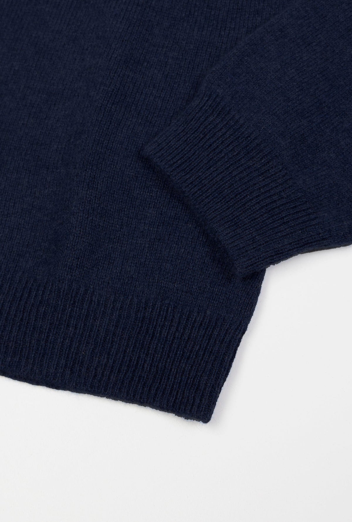 Women’s cashmere crew neck jumper in Navy.